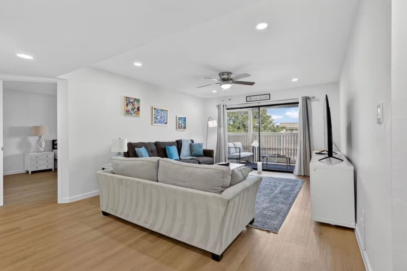 Een televisie en een open haard