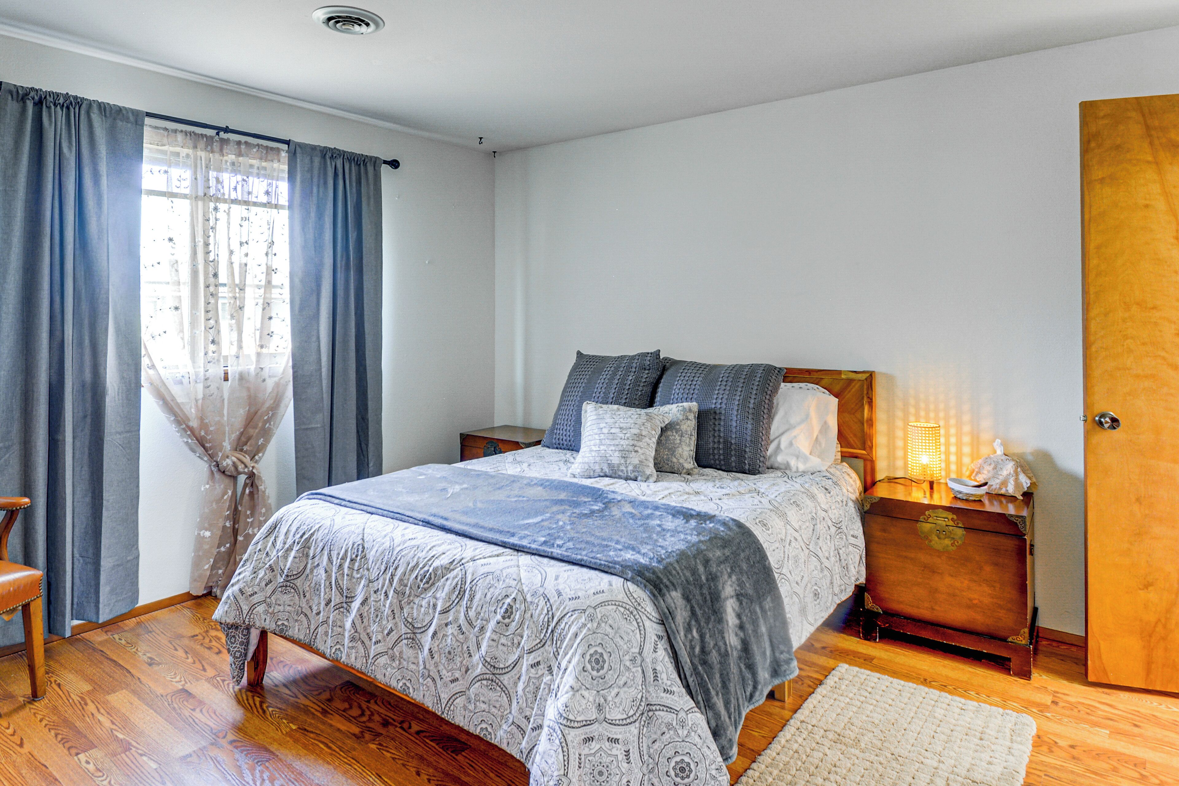 2 habitaciones, escritorio, tabla de planchar con plancha y internet 