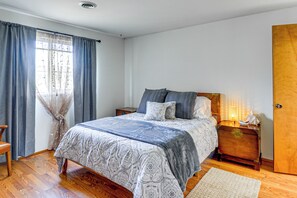 Desk, iron/ironing board, Internet, bed sheets - Sunny Sequim Getaway: Walk to Downtown Shops! (Sequim)