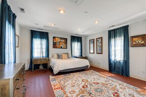 Desk, iron/ironing board, Internet, bed sheets - Walk to Downtown New Bern! Historic Family Home (New Bern)