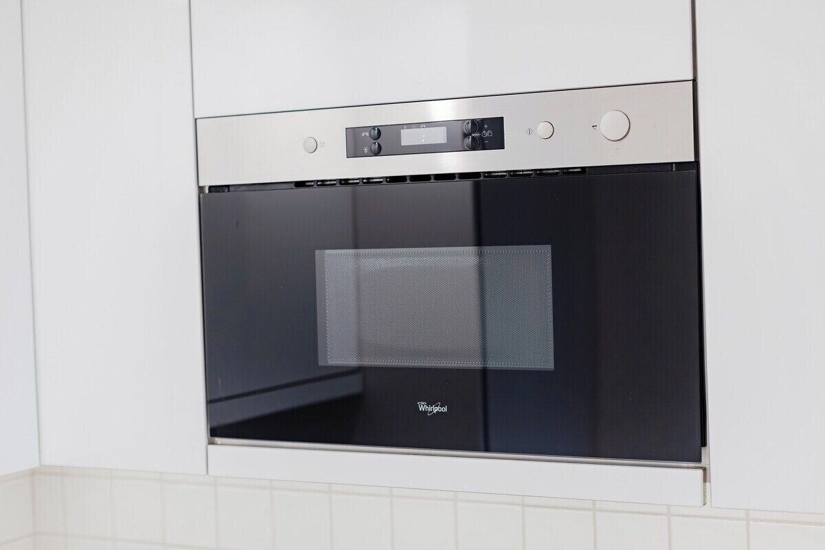 Ein Whirlpool-Backofen, integriert in eine weiße Kücheneinrichtung.