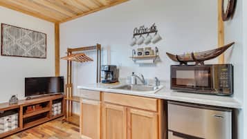Kylskåp, mikrovågsugn, kaffe- och tebryggare och grytor/köksredskap