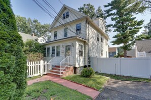Exterior - 8 Mi to MetLife Stadium! Teaneck Retreat w/ Yard (Teaneck)