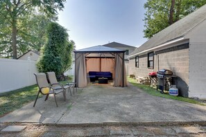 Outdoor dining - 8 Mi to MetLife Stadium! Teaneck Retreat w/ Yard (Teaneck)