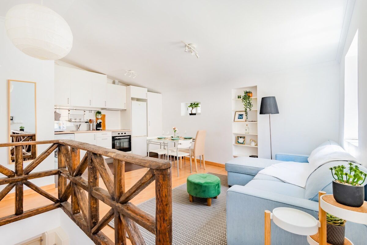 Un apartamento moderno con cocina, comedor y sala de estar.