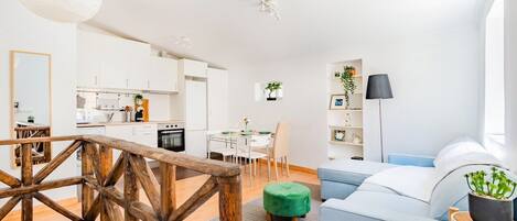 Un apartamento moderno con cocina, comedor y sala de estar.