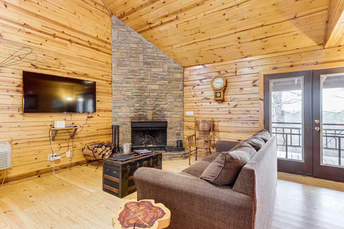TV, fireplace