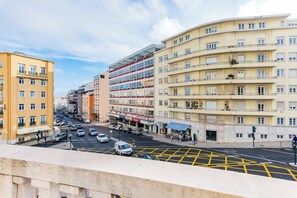 A multi-story hotel with balconies, a parking lot, and a street view. - Marquês de Pombal Classical Living (Lisbon)
