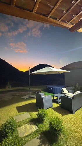 Vale Refuge Azul | 3-bedroom house complete with stone hot tub Azul