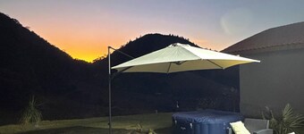 Vale Refuge Azul | 3-bedroom house complete with stone hot tub Azul