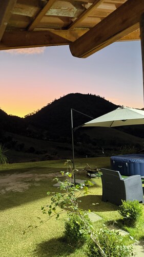 Vale Refuge Azul | 3-bedroom house complete with stone hot tub Azul