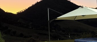 Vale Refuge Azul | 3-bedroom house complete with stone hot tub Azul