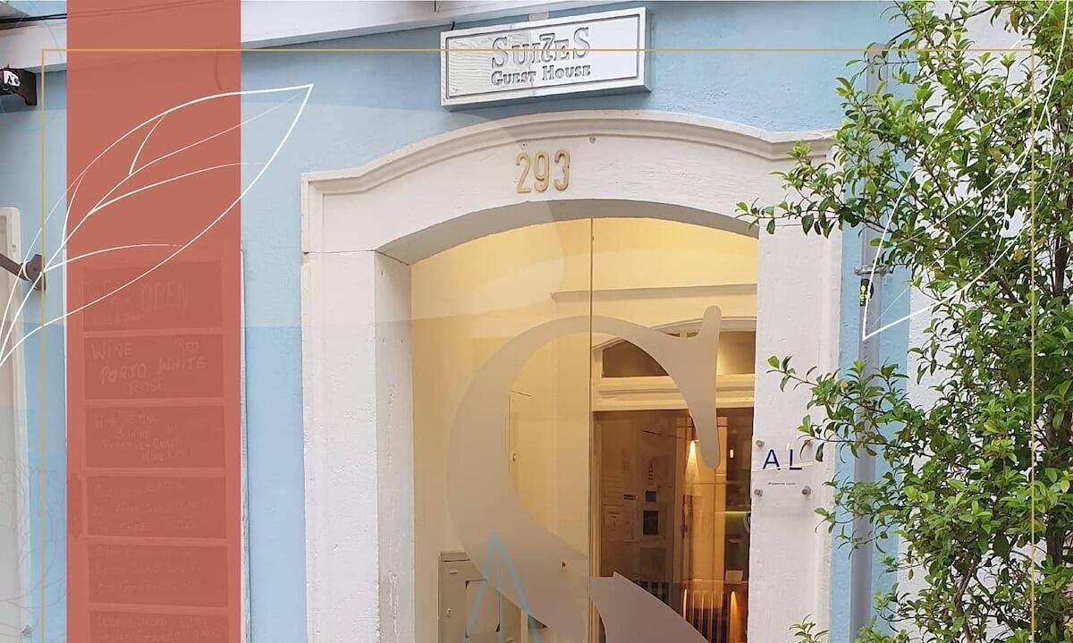 Ein Hotel Eingang mit einem Schild, auf dem 'Surges Guest House' steht, und der Nummer '293' über der Tür.