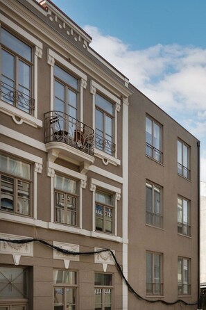 A multi-story building with a classical architectural style, featuring large windows and a balcony with metal railings. - The Prime Loft @ BoaVista Flats (Porto)