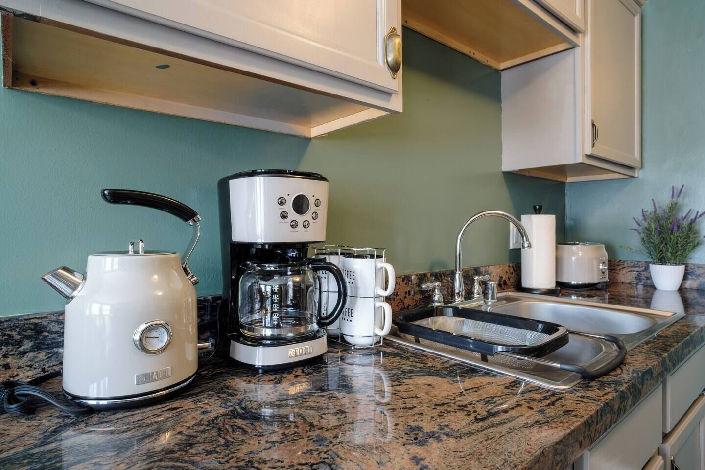 Frigorífico, cafetera o tetera y utensilios de cocina