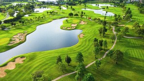A golf course with multiple water hazards, sand bunkers, and a well-maintained fairway. - Vilamoura Garden Stay | Private Garden & AC (Faro)