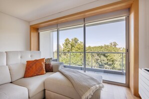 A modern living room with a sofa, a large window, and a balcony. - Gaia Prime Serenity (Vila Nova de Gaia)