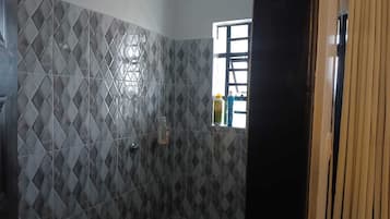 Dusche, Bidet, Handtücher, Seife