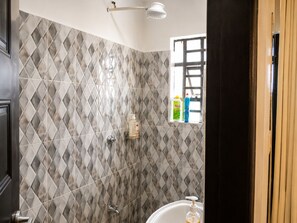 Dusche, Bidet, Handtücher, Seife