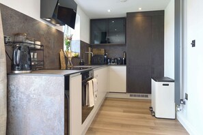 Wasserkocher mit Kaffee-/Teezubehör, Kühlschrank, Mikrowelle, Ofen