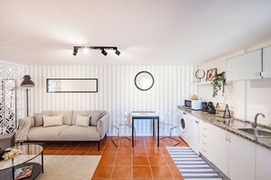 A modern kitchen with a built-in oven, a sink, and a microwave. - Gaia Elegant Retreat I (Canidelo)