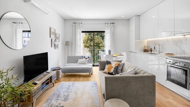 A modern apartment with a living room, dining area, and kitchen. - CharmINN Paraíso | Porto | AC (Porto)