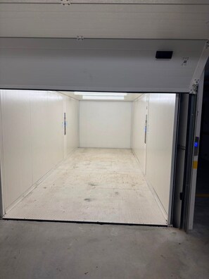 A clean, empty elevator shaft with a metallic floor and white walls. - CharmINN Paraíso | Porto | AC (Porto)