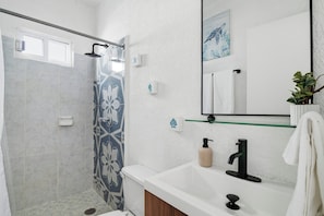 Dusche, Handtücher, Seife, Toilettenpapier