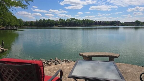 Outdoor dining - Cozy Lakeside One Bedroom Escape (Wichita)