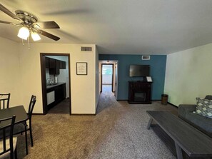 TV - Cozy Lakeside One Bedroom Escape (Wichita)