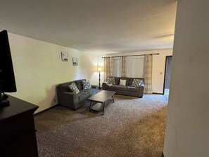 TV - Cozy Lakeside One Bedroom Escape (Wichita)