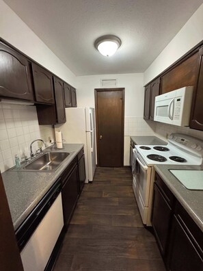 Coffee/tea maker, fridge, microwave, oven - Cozy Lakeside One Bedroom Escape (Wichita)
