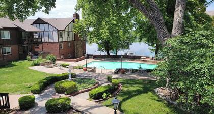 Cozy Lakeside Two Bedroom Escape