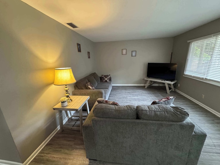 Cozy Lakeside Two Bedroom Escape - Wichita, KS