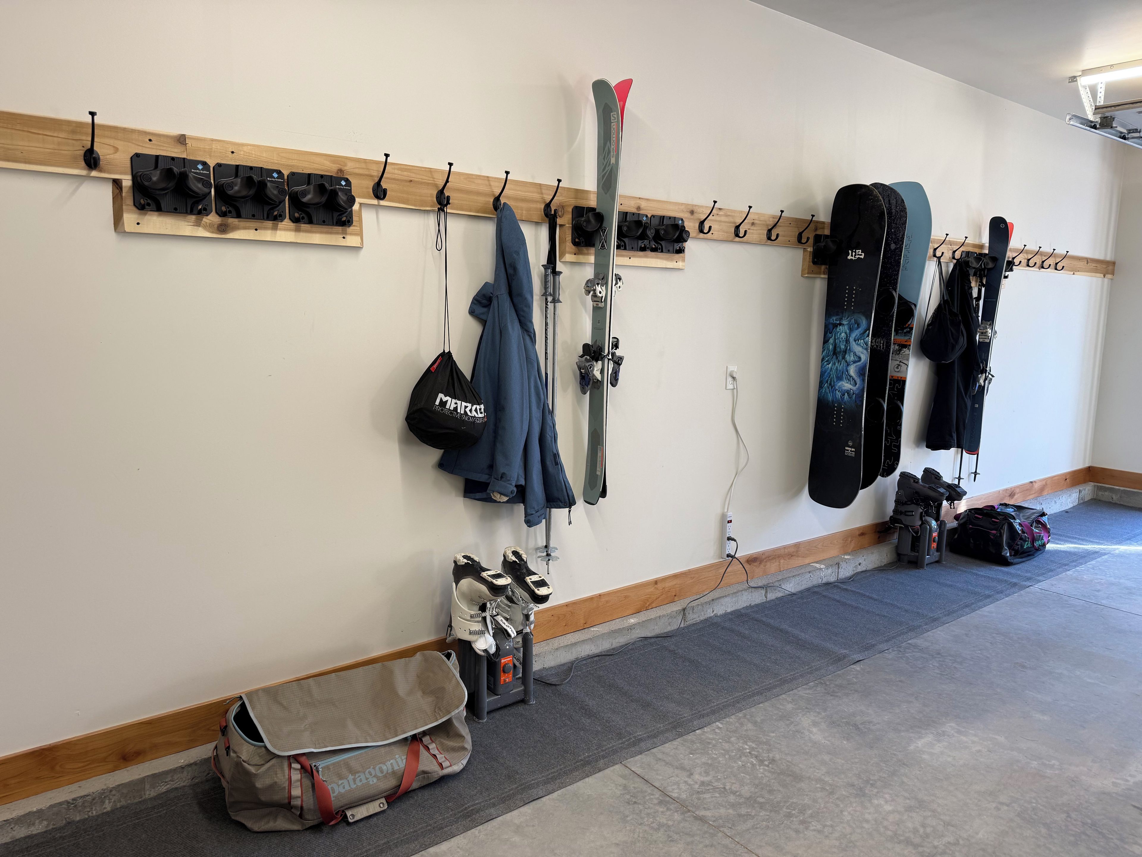 Area dedicata al deposito sci, snowboard e borse.
