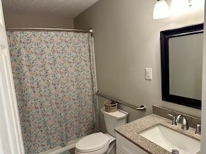 Bathroom - Twin Oaks Haven- Cozy house in Murfreesboro (Murfreesboro)