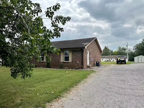 Exterior - Twin Oaks Haven- Cozy house in Murfreesboro (Murfreesboro)