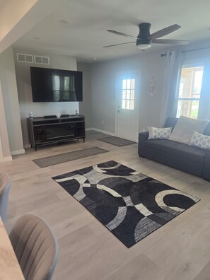 Smart TV -  Life on the River  a 3-bedroom house with AC  and a great view of the river. (Algonac)