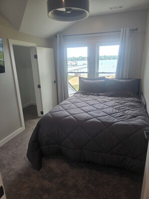 3 bedrooms, WiFi, bed sheets -  Life on the River  a 3-bedroom house with AC  and a great view of the river. (Algonac)