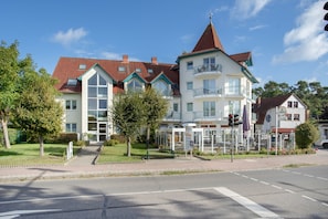 A multi-story building with a red-tiled roof, a central tower, and a reception area. - Apartment 'Möwe' with Balcony and Wi-Fi (Zempin)