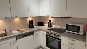Coffee/tea maker, fridge, microwave, oven - Apartment 'Fewo 33' with Balcony and Wi-Fi (Zempin)