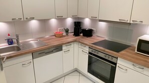 Een koelkast, een magnetron, een oven, een kookplaat