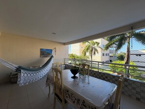 Outdoor dining - ApartHotel Versilia Beach- Close to complete Beach Park + Swimming Pool (Aquiraz)