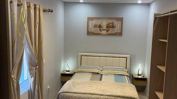 1 habitación, tabla de planchar con plancha, wifi y ropa de cama