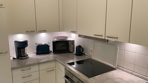 Wasserkocher mit Kaffee-/Teezubehör, Kühlschrank, Mikrowelle, Ofen
