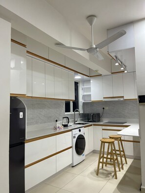 Private kitchen - Cozy 1BR Apt in Hulhumale, Maldives - AC/WiFi (Hulhumale)