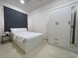 1 dormitorio, tabla de planchar con plancha, wifi y ropa de cama