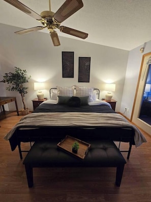 2 Schlafzimmer, Schreibtisch, Bügeleisen/Bügelbrett, Reisekinderbett