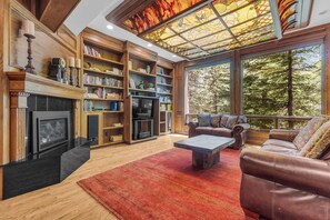 Fernseher, Kamin, Arbeitsbereiche