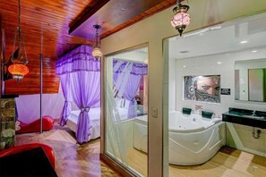 Shower, slippers, towels, soap - Amarte Suite (Bogota)